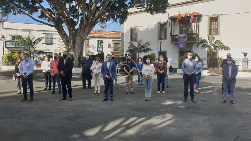 Políticos, empleados municipales y vecinos participaron en el minuto de silencio (Foto TA)